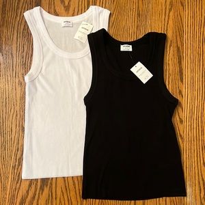 2 tanks (black and white)